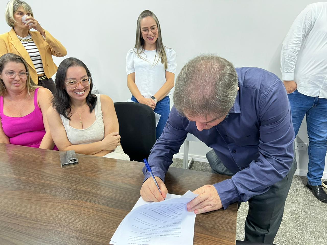 Prefeito Edilson Magro assinando o termo de posse.